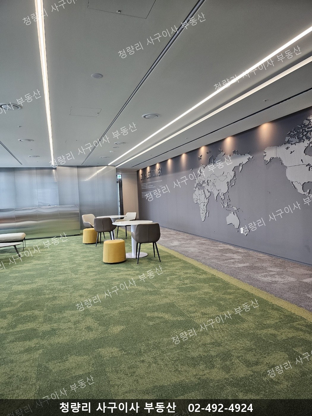 SKY-L65 TOWER 라운지 — 세계지도 벽